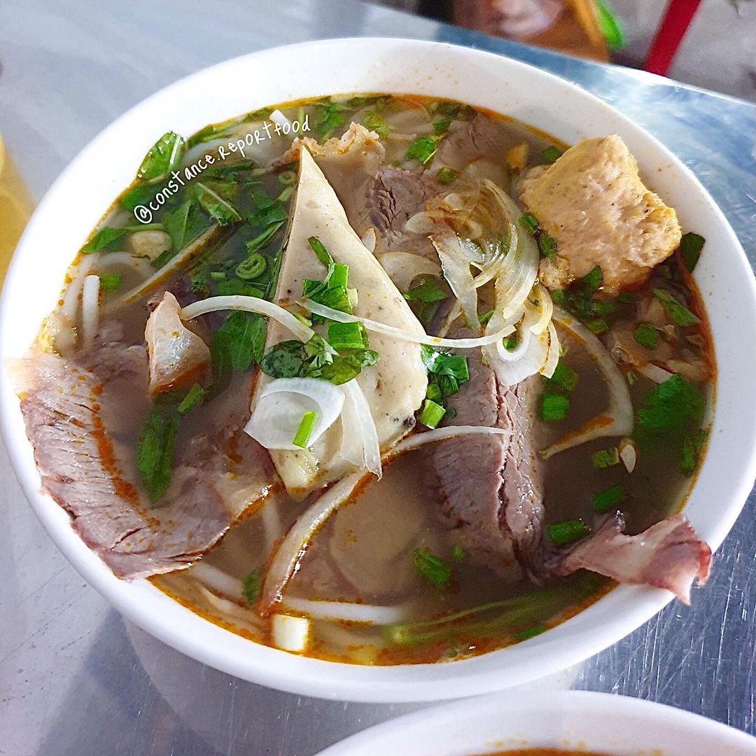 Hẻm 273 có 2 quán bún bò